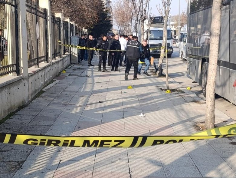Afyon’da dolmuşçular arasında silahlı ve bıçaklı kavga: 2 ağır yaralı