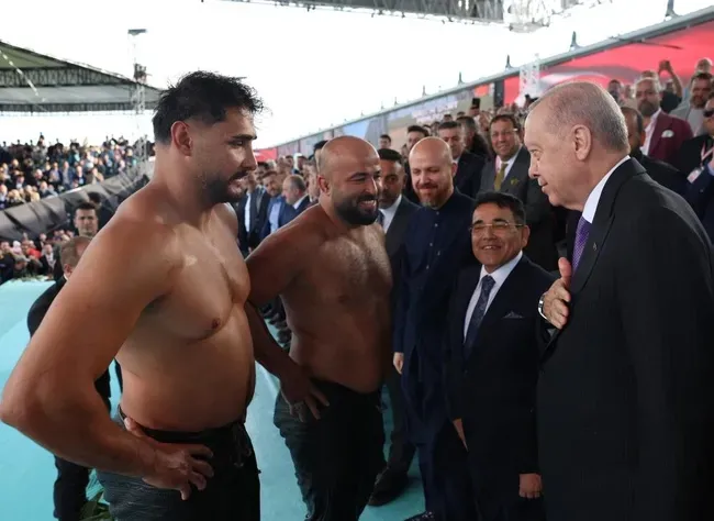 baskan-erdogan-yagli-gures-cumhurbaskanligi-kupasi-finalini-izledi-1790437846325.png
