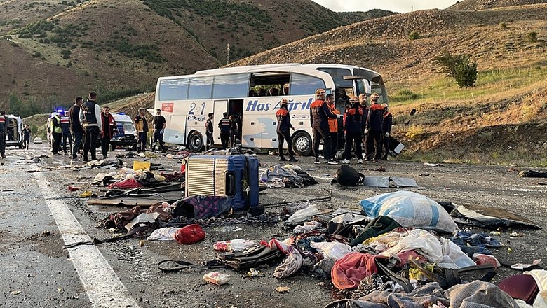 Ağrı- İzmir yolcu otobüsü devrildi: Çok sayıda ölü ve yaralı var