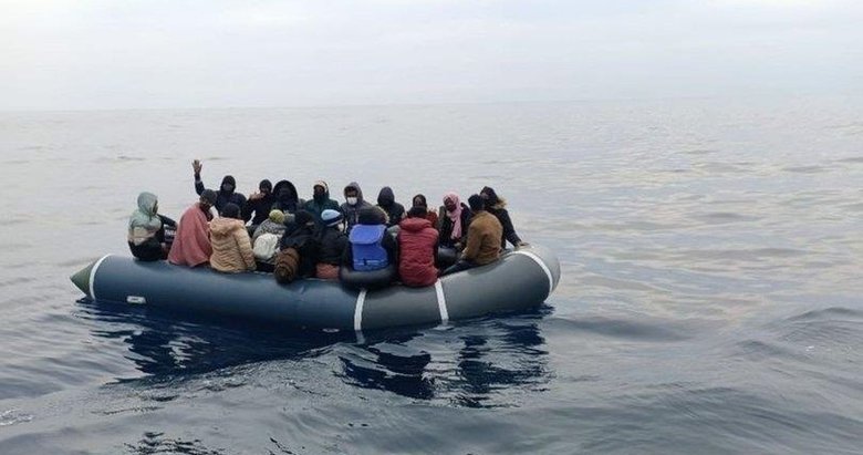 İzmir açıklarında Türk kara sularına itilen 33 düzensiz göçmen kurtarıldı