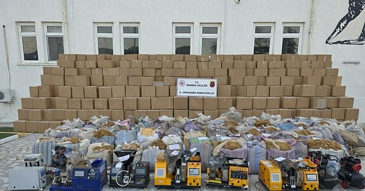 Manisa'da kaçak tütün operasyonu! Tonlarca ele geçirildi