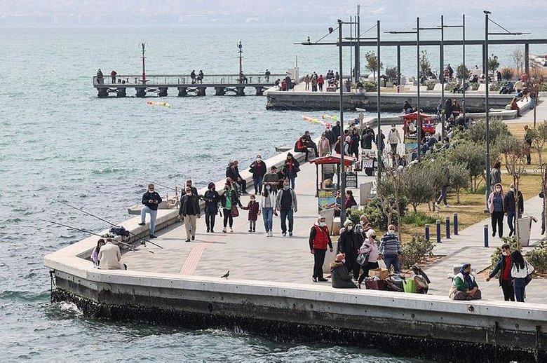 Kısıtlamasız ilk cumartesi! İzmir kendini sokağa attı