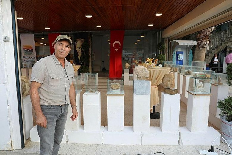 Marmaris’te ilginç sergi; 20 yıl boyunca topladığı surata benzeyen taşları sergilendi