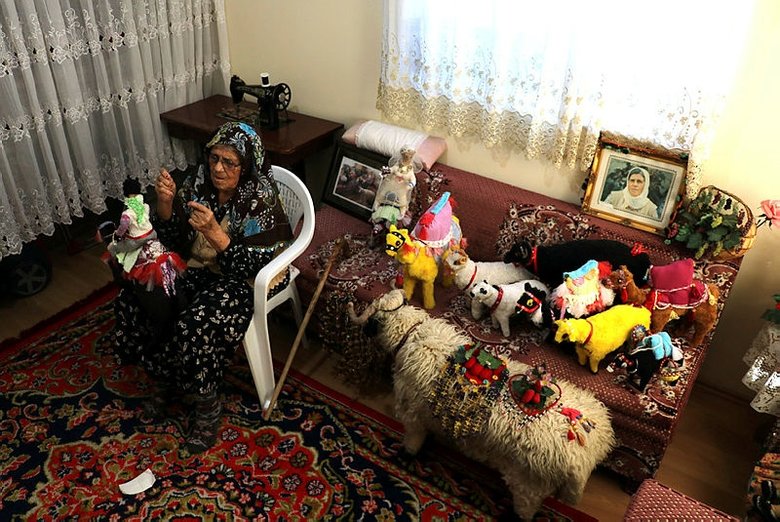 Aydın’da 90’lık Fatma nine bez parçalarından oyuncak yaparak geçiniyor