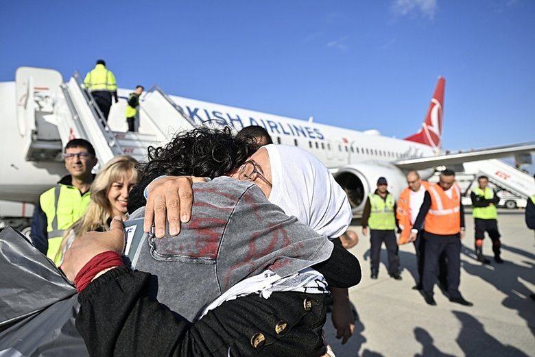 Sumud Filosu’nda yer alan vatandaşlarımız ülkeye döndü: 36’sı Türk 137 aktivisti taşıyan uçak İstanbul’a indi!