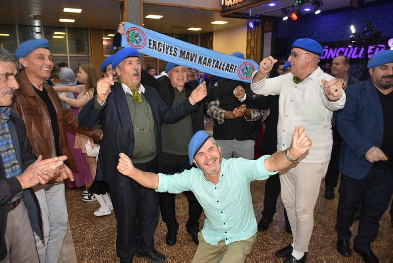 Afyonkarahisar’da eski askerler Komando Marşını söyledi