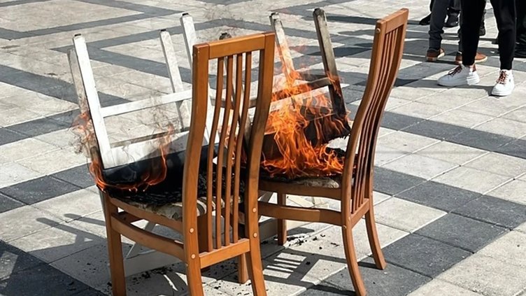 İzmir Foça’da belediye başkanını protesto eden esnaf, masa ve sandalye yaktı