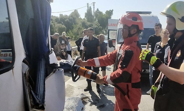 Muğla’da korkunç kaza! Sıkışan yolcular zor kurtarıldı