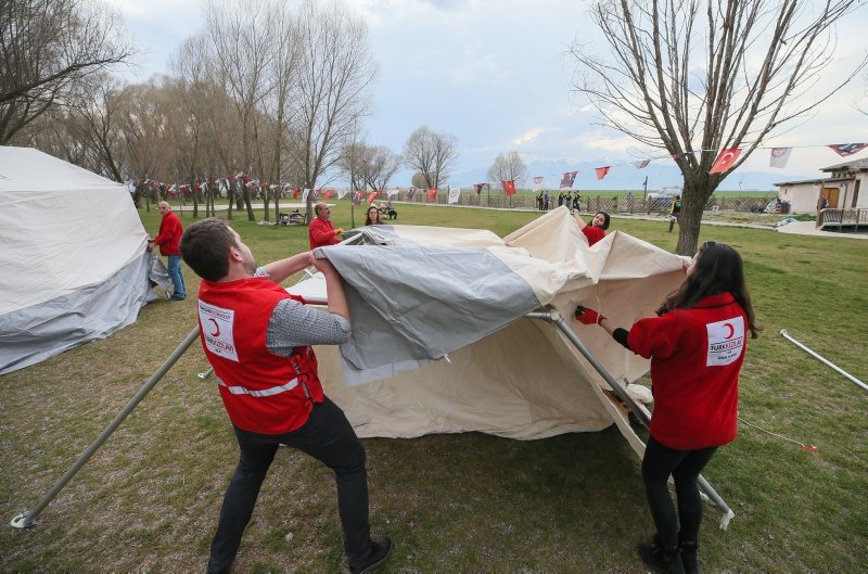 Denizli Acıpayam’da deprem sonrası çadırlar kurulmaya başlandı