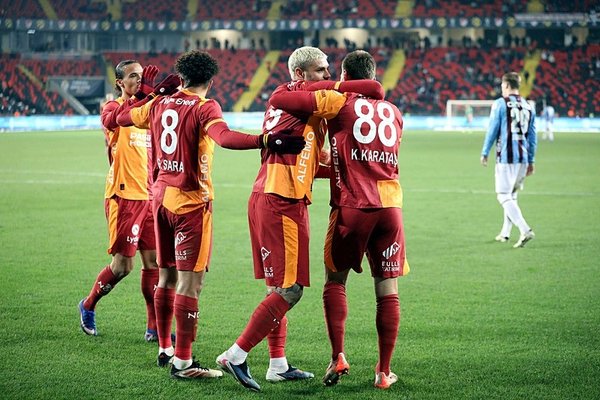 super-kupada-ilk-finalist-belli-oldu-galatasaray-trabzonsporu-maglup-etti-4-1-1767642710359.jpeg