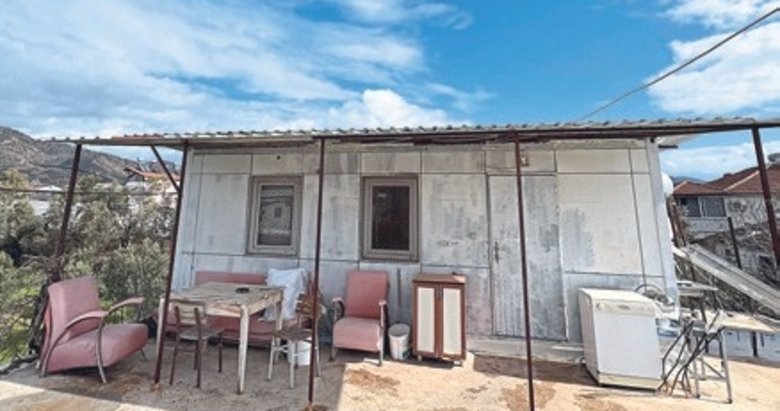 Muhabbet kuşlarına konteynerde bakıyor