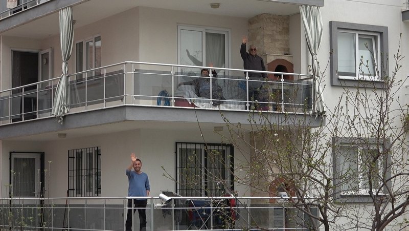 Denizli’de evde kalan vatandaşlara muhtarlardan davullu, zurnalı eğlence