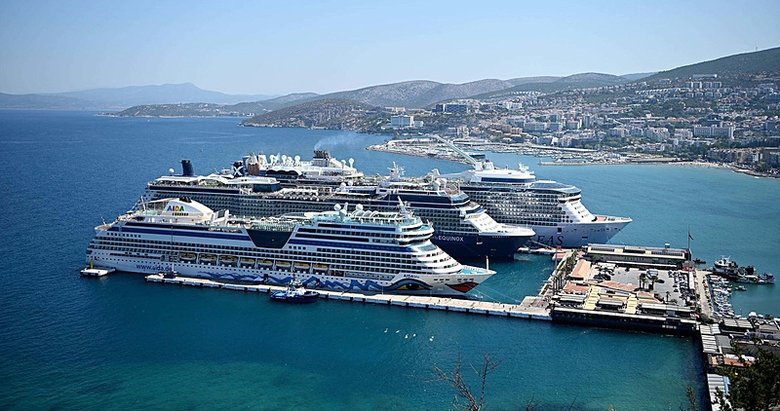 Kuşadası’na 3 kruvaziyerle 4 bin 170 turist geldi