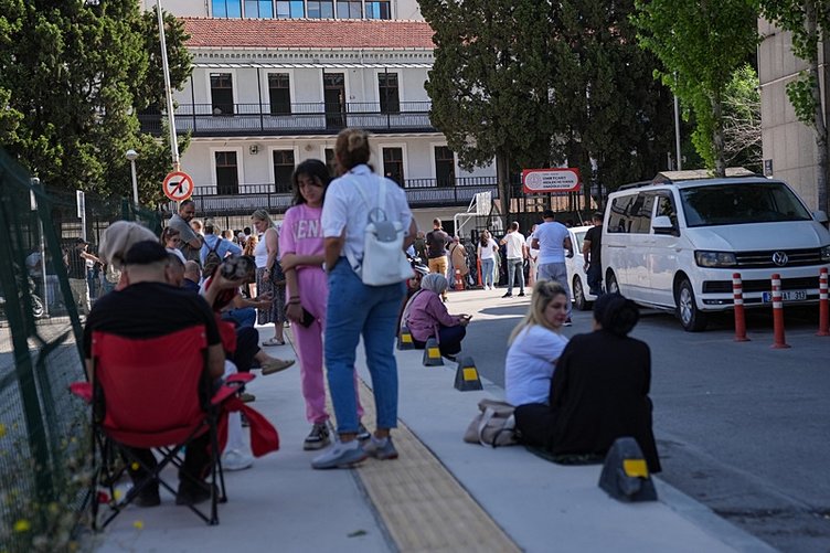 İzmir’de LGS heyecanı! Öğrenciler sınavda anne-babalar kapıda ter döktü