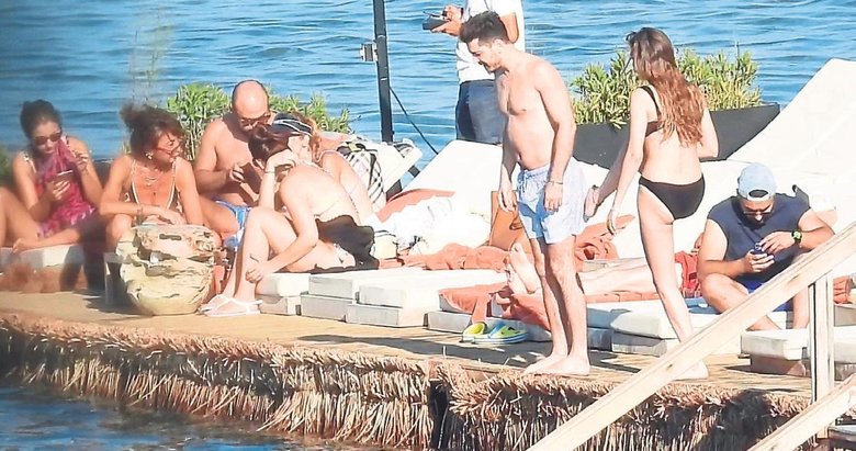 Eşini tekmeyle itti kendi kibarca suya girdi