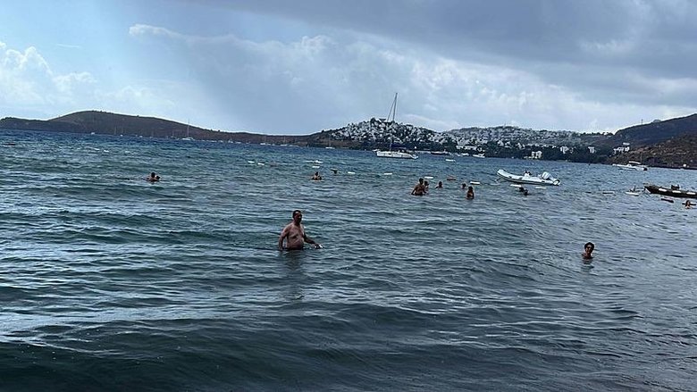 Bodrum’da sağanak turistleri durdurmadı! Deniz keyfine devam ettiler