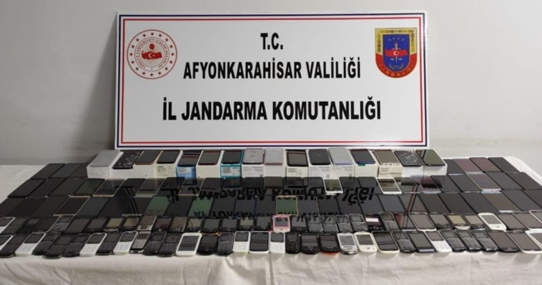 Jandarma 145 adet kaçak cep telefonu yakaladı