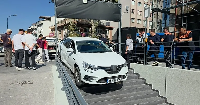 Kütahya’da bir garip kaza... Otomobil marketin merdivenlerinde asılı kaldı!