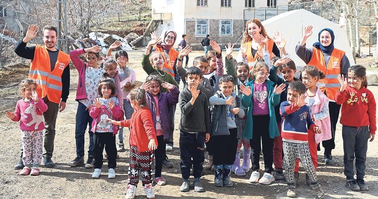 Çocukların yüzündeki bir gülücük için el ele