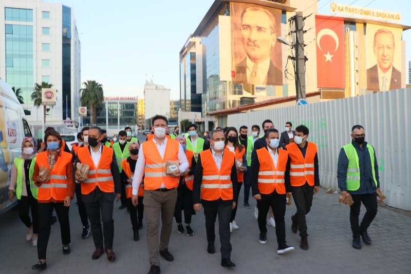 AK Parti İzmir İl Gençlik Kolları, iftara yetişemeyenlere kumanya dağıttı