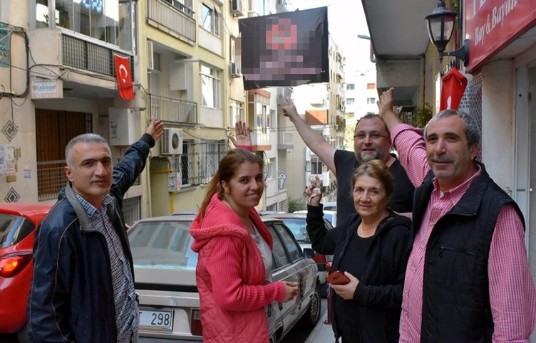 İzmir’de şaşırtan afiş! Mahalleli aralarında para toplayıp...