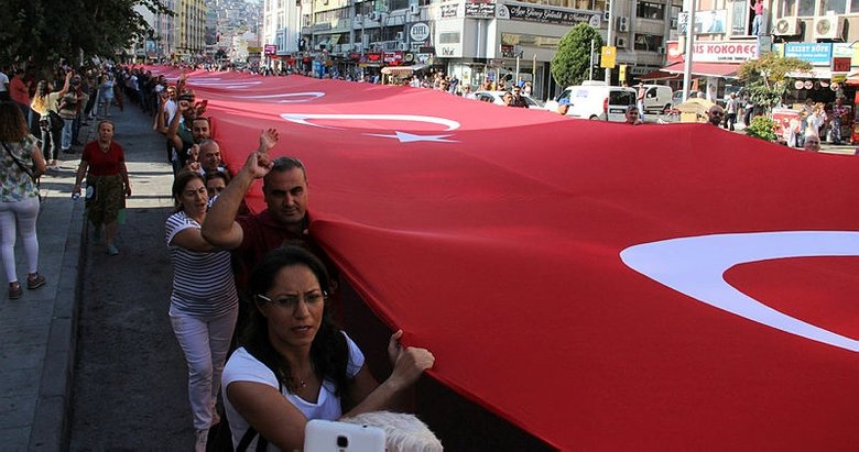 İzmir’de 9 Eylül coşkusu “Zafer Yürüyüşü” ile başladı