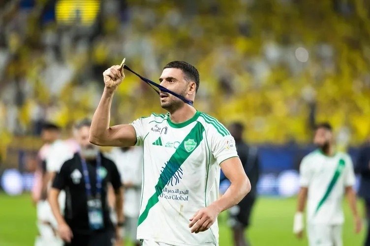 merih-demirali-cildirttilar-dunya-yildiziyla-birbirine-girdi-1777546088118.jpeg