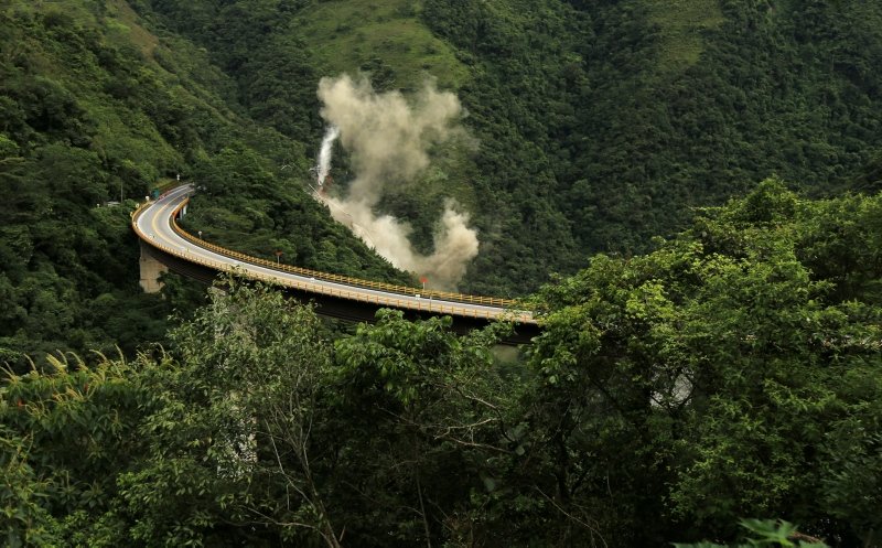 Kolombiya’da 9 işçinin öldüğü köprü inşaatı patlayıcılarla yıkıldı