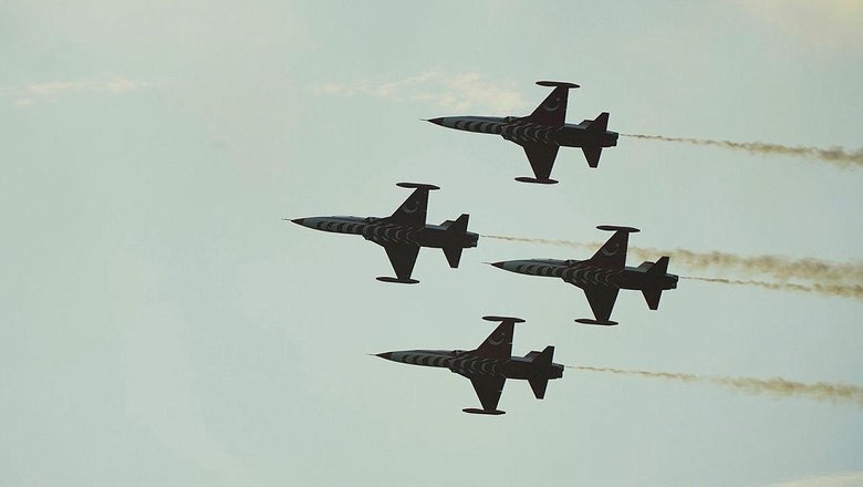 Türk Yıldızları semalarda gemilerimiz Boğaz’da