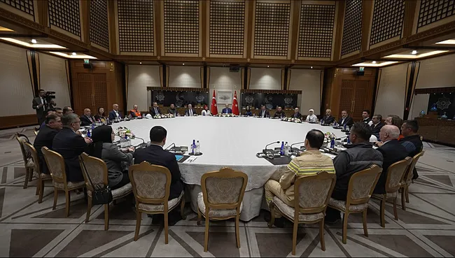 baskan-erdogan-1-mayis-oncesi-iscileri-bestepede-kabul-etti-1777564519260.png
