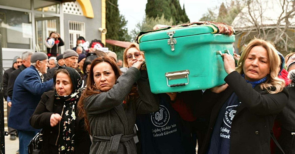Manisa'da tabutunu kadınlar omuzladı!
