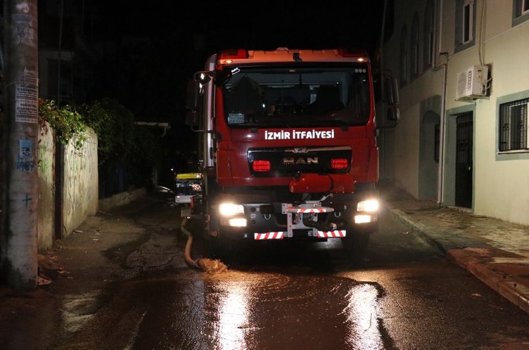 İzmir’de sağanak yağış hayatı olumsuz etkiledi!