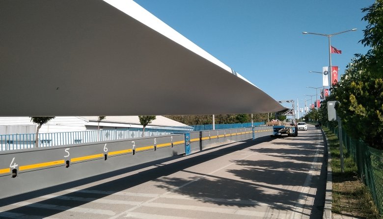 75 metre uzunluğundaki rüzgar türbininin kanatları tırlarla taşındı