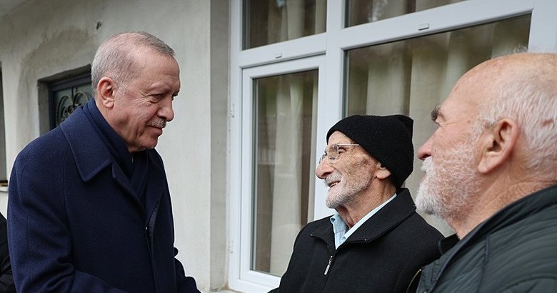 Başkan Erdoğan, Rize’de komşularıyla bayramlaştı