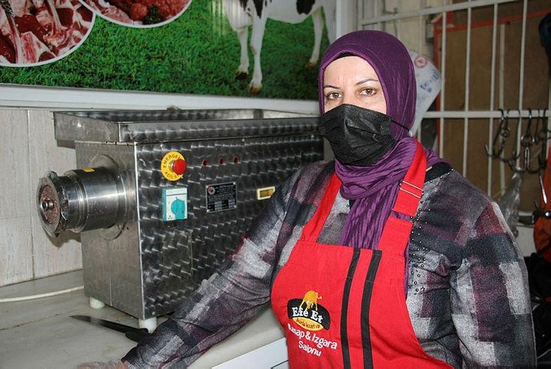 Elinde satırı gören şaşırıyor! Çocukluk hayalini gerçekleştirdi