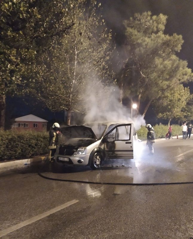 Seyir halinde olan araç bir anda alevlere teslim oldu