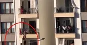 Balkondan düşmek üzereydi! Kız çocuğu böyle kurtarıldı