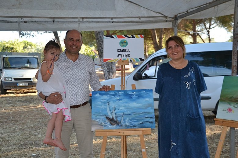 Elleri olmayan Ayşe ayaklarıyla hayata tutunuyor