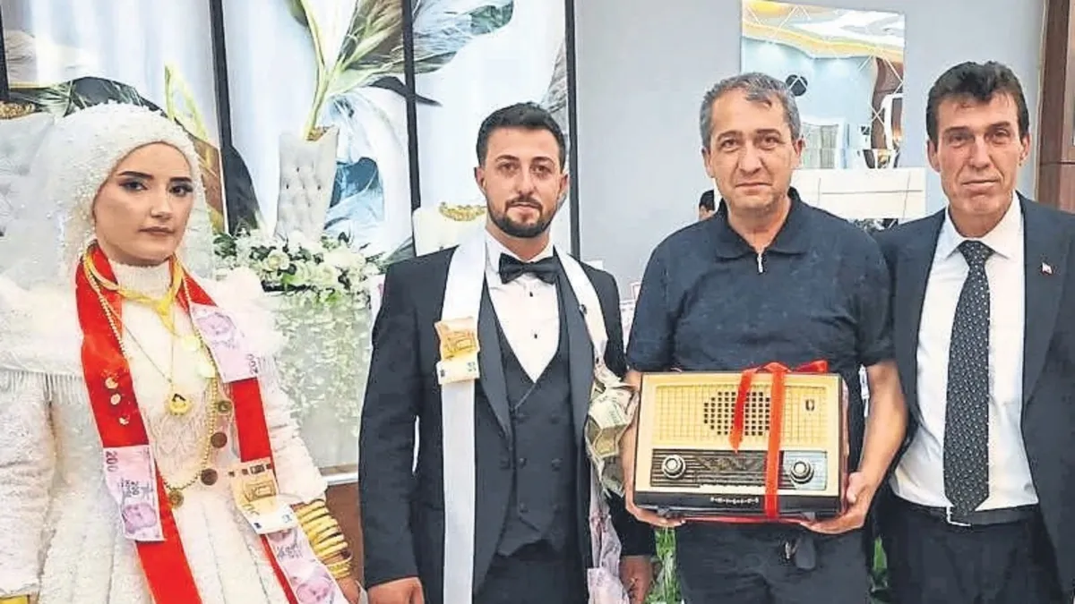 Düğünde gelin ve damada antika hediye