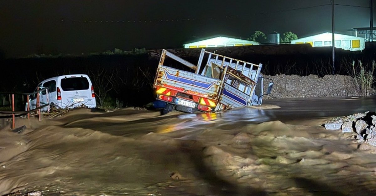 Manisa'da derede mahsur kalan 2 araç kurtarıldı