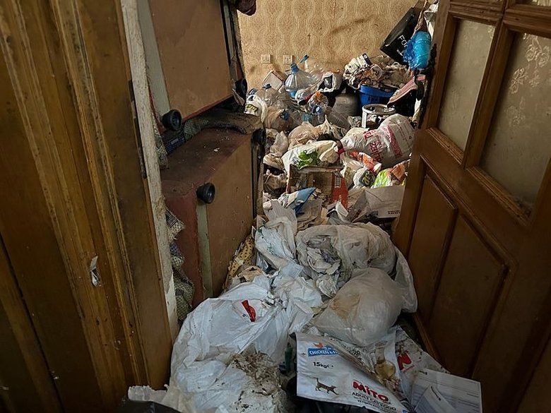 İzmir’de akılalmaz görüntü! 25 yıl boyunca evde çöp biriktirmişler