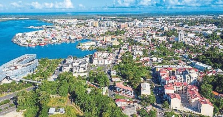 Guadeloupe Adası’nda 18 yaş altına sokağa çıkma yasağı