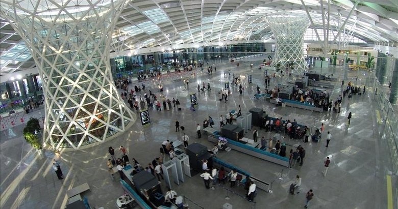 Izmir Adnan Menderes Havalimani Nda Ucuslar Basariyla Basladi