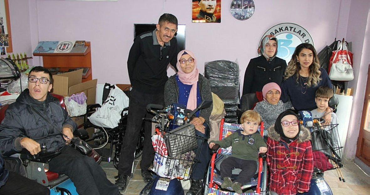 Mavi Kapaklarla Engelli Cocuga Tekerlekli Sandalye Aldilar