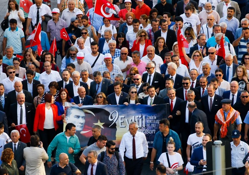İzmir’in düşman işgalinden kurtuluşunun 97. yıl dönümü kutlamaları! Dikkat çeken fotoğraflar