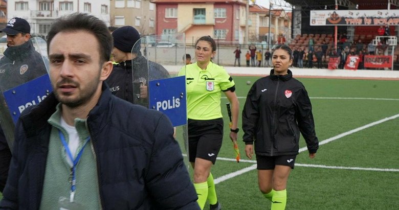 Maç sonu ortalık fena karıştı! Sahaya pet şişe yağdı