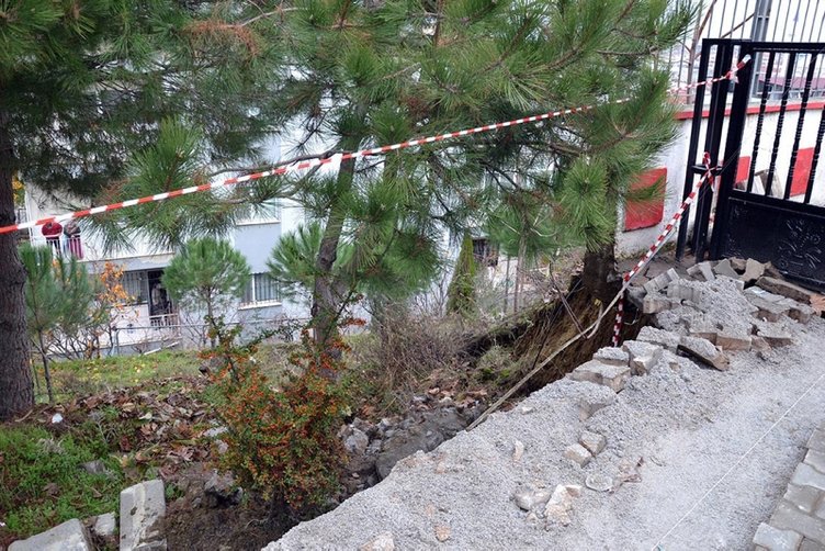 Manisa’da okulun bahçe duvarı çöktü, sokak sakinleri tedirgin