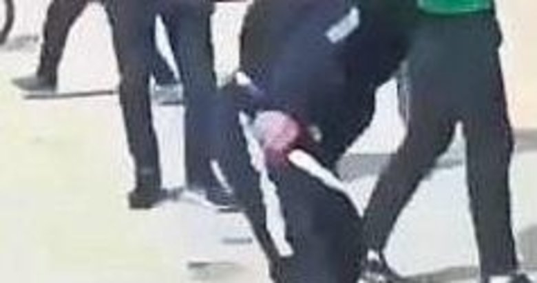 Lise öğrencisi okul önünde bıçaklandı