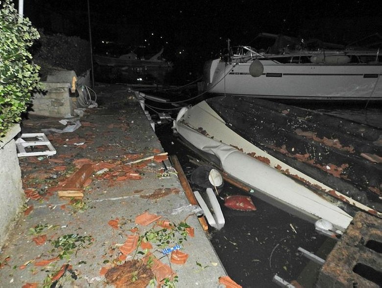 İzmir cehennemi yaşadı! Hortumda araçlar 10 metre havalandı