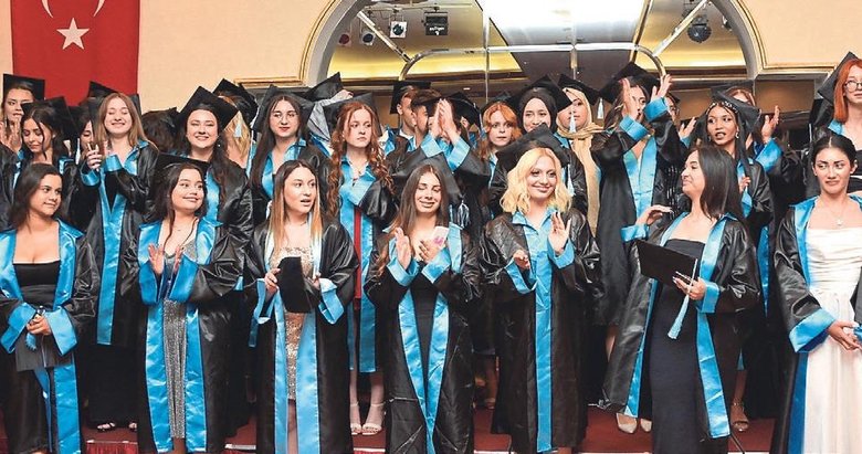 Özel Yunus Emre Sağlık Koleji mezunlarını geleceğe uğurladı